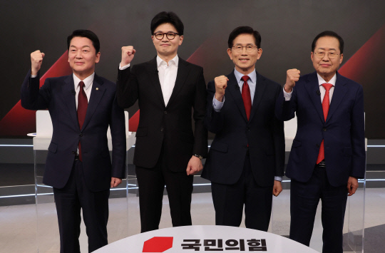 안철수(왼쪽부터)·한동훈·김문수·홍준표 국민의힘 대선 경선 후보가 지난 26일 서울 중구 매경미디어센터에서 열린 국민의힘 대통령 선거 제2차 경선 후보자 토론회에서 기념 촬영을 하고 있다. [국회사진기자단]